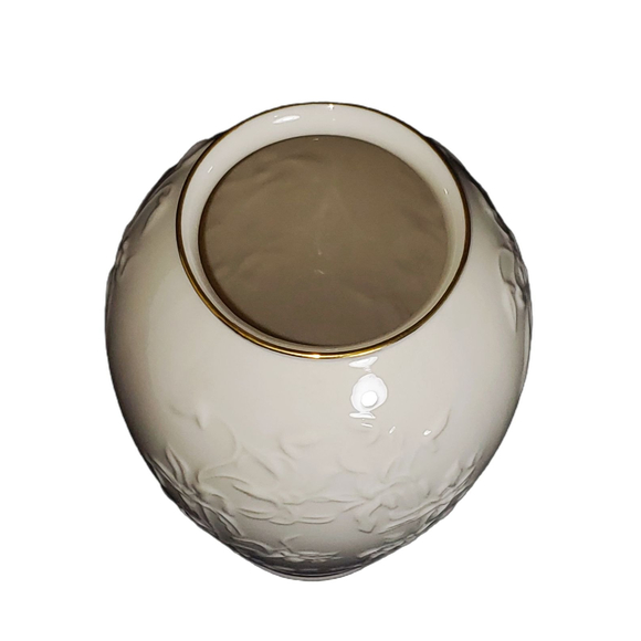 Elegant VTG Lenox Iris Floral Vase in Ivory and Gold for Home Interior Decor - Picture 6 of 7